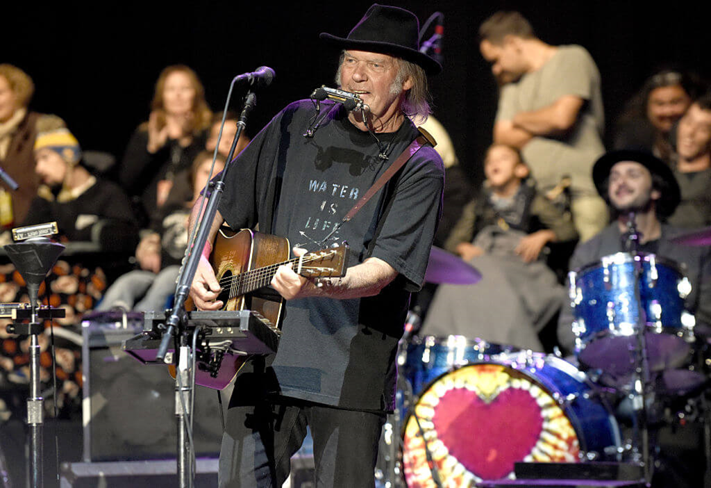 Х янг. Neil young Peace Trail  2016. Neil young 70s. Neil young albums. Neil young in a Tux.